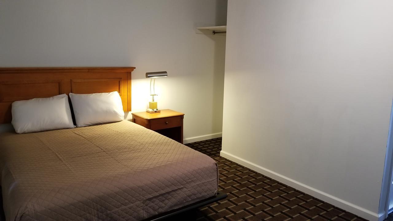 Budget Inn Breezewood Екстериор снимка