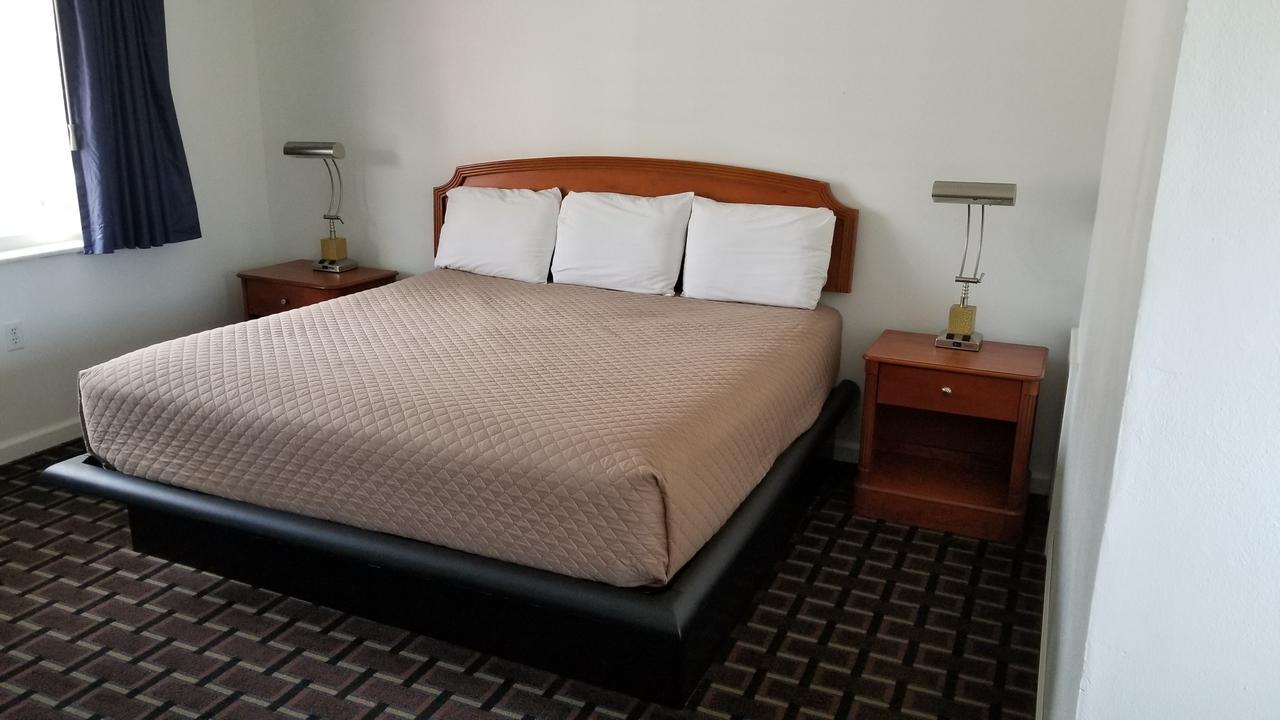 Budget Inn Breezewood Екстериор снимка